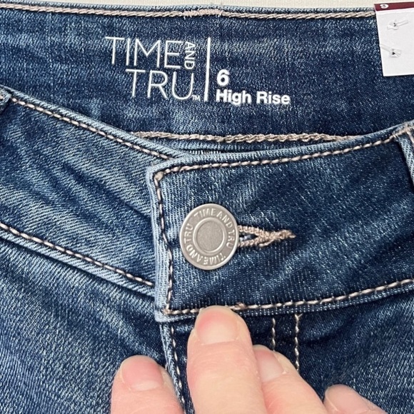 NWT Time & Tru High Rise Raw Hem Medium Wash Jeans Size: 6 - Picture 6 of 11